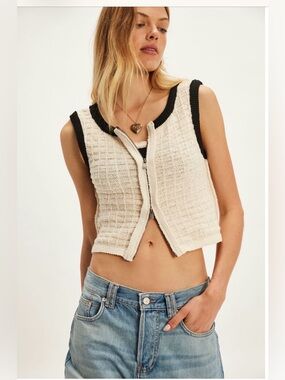 WE THE FREE OUTBACK VEST. Size XS Cream Knit Zip Front Cropped Tank Black Trim